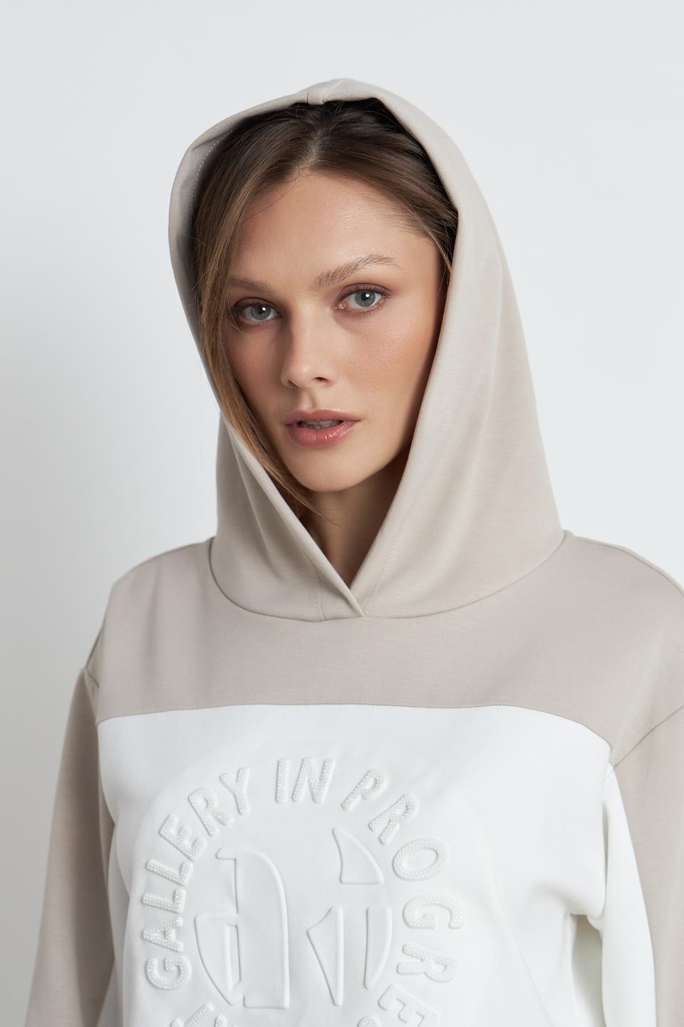 Пуловер Monari с вышивкой бежевый