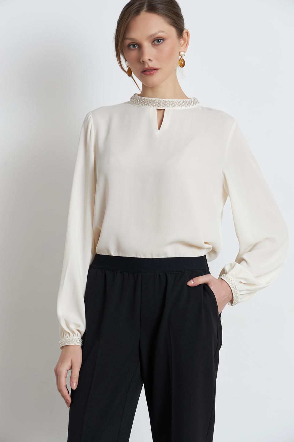Блузка Monari с жемчугом кремовая