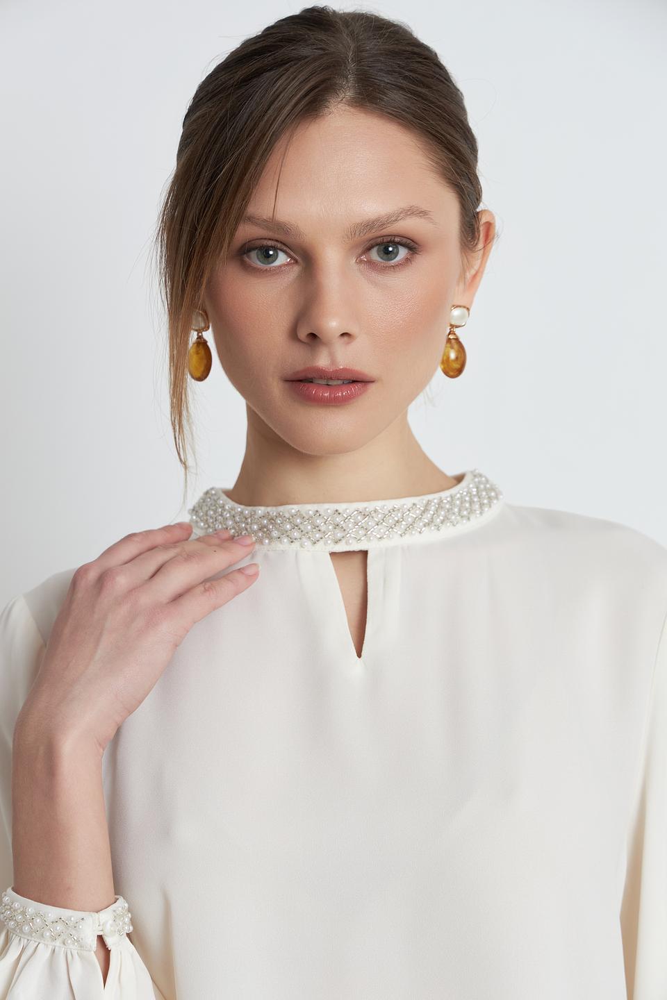 Блузка Monari с жемчугом кремовая