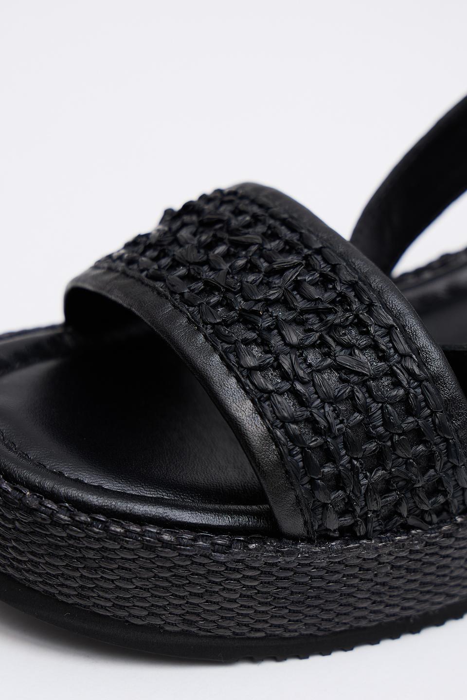 Сандалии Unisa на танкетке чёрные