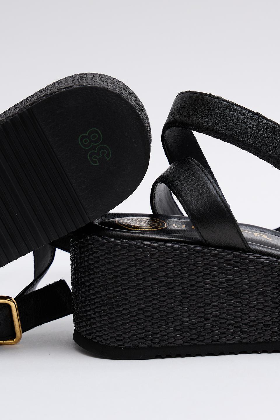 Сандалии Unisa на танкетке чёрные