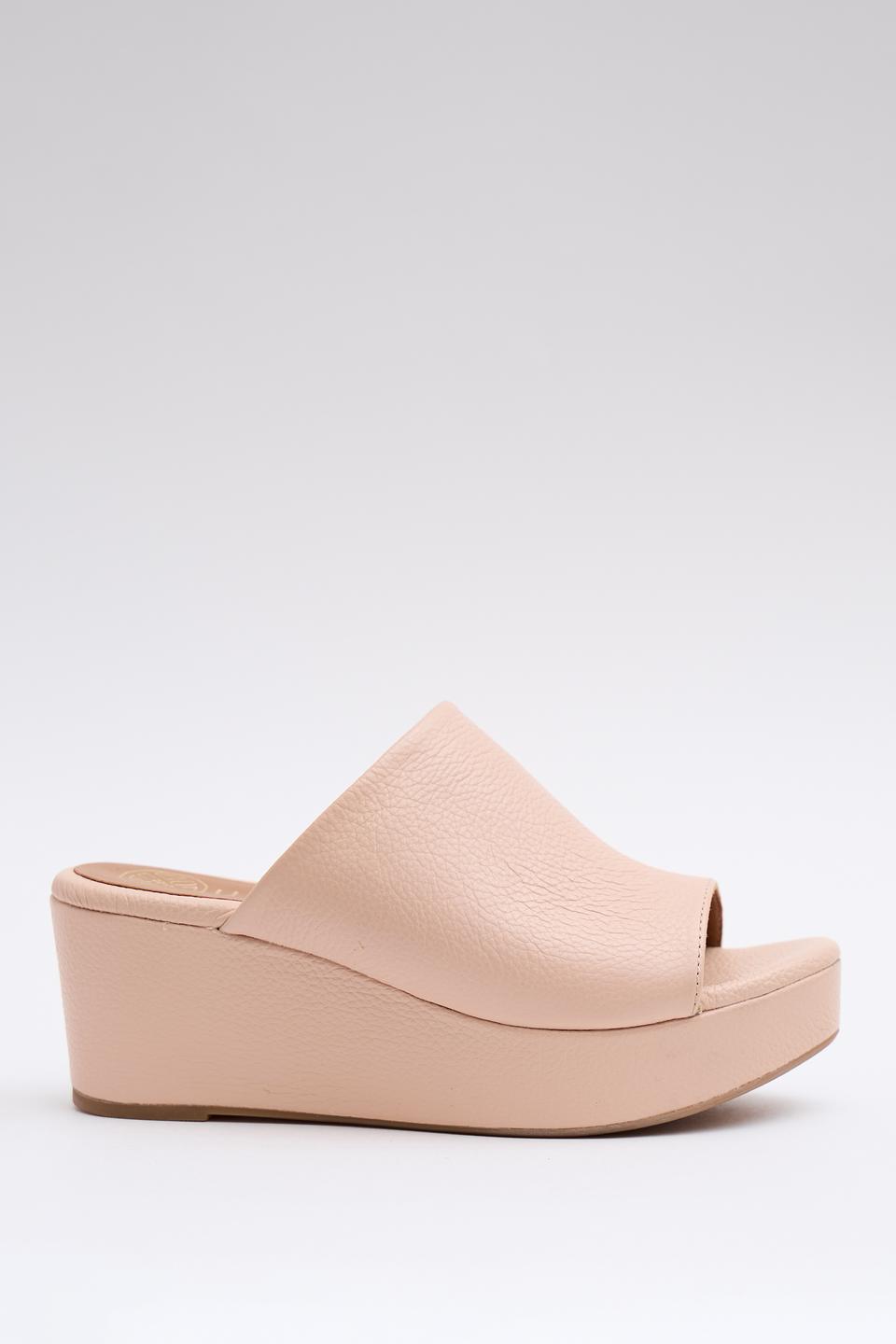 Шлепанцы Unisa на танкетке бежевые