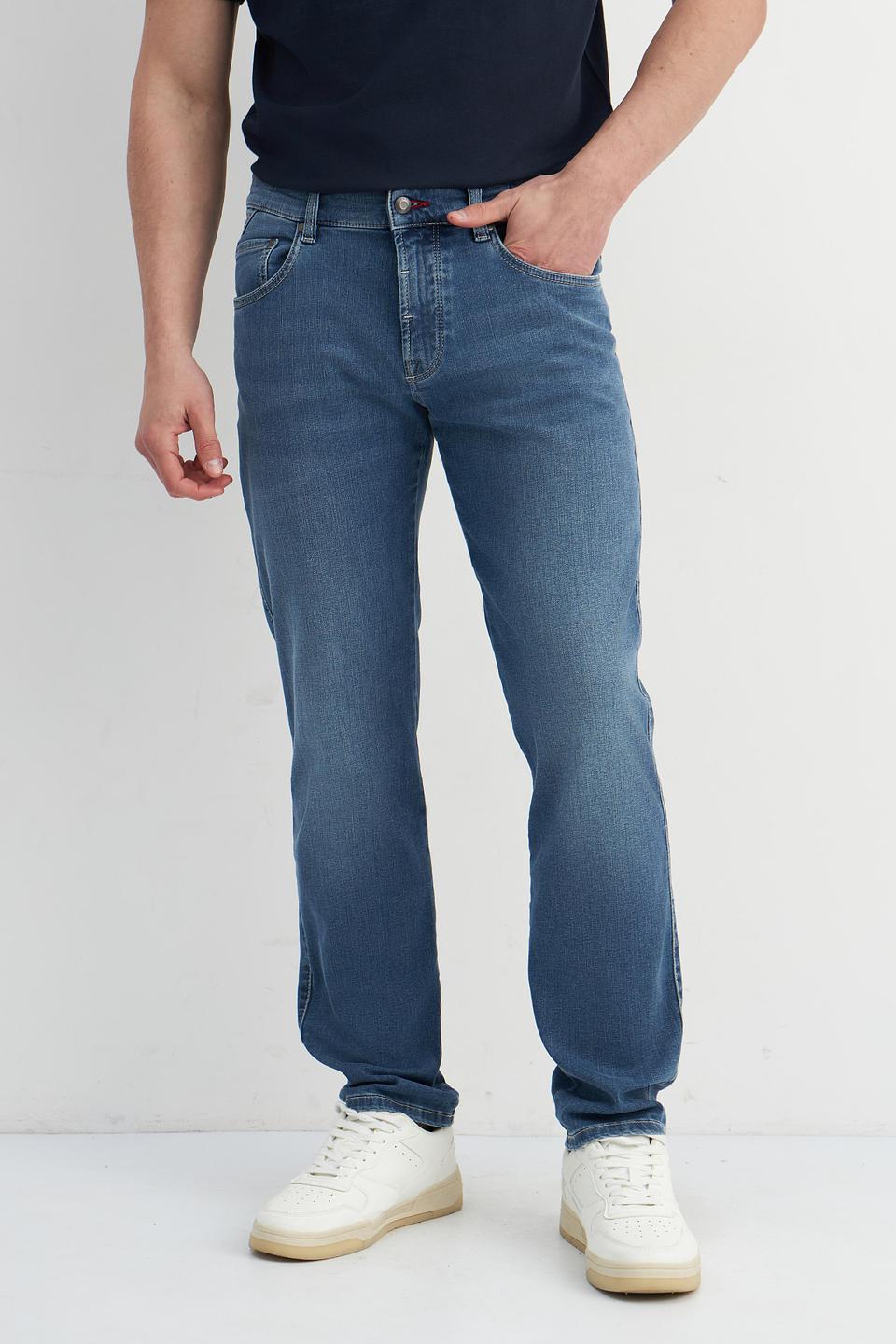 Джинсы Bugatti с красной вышивкой