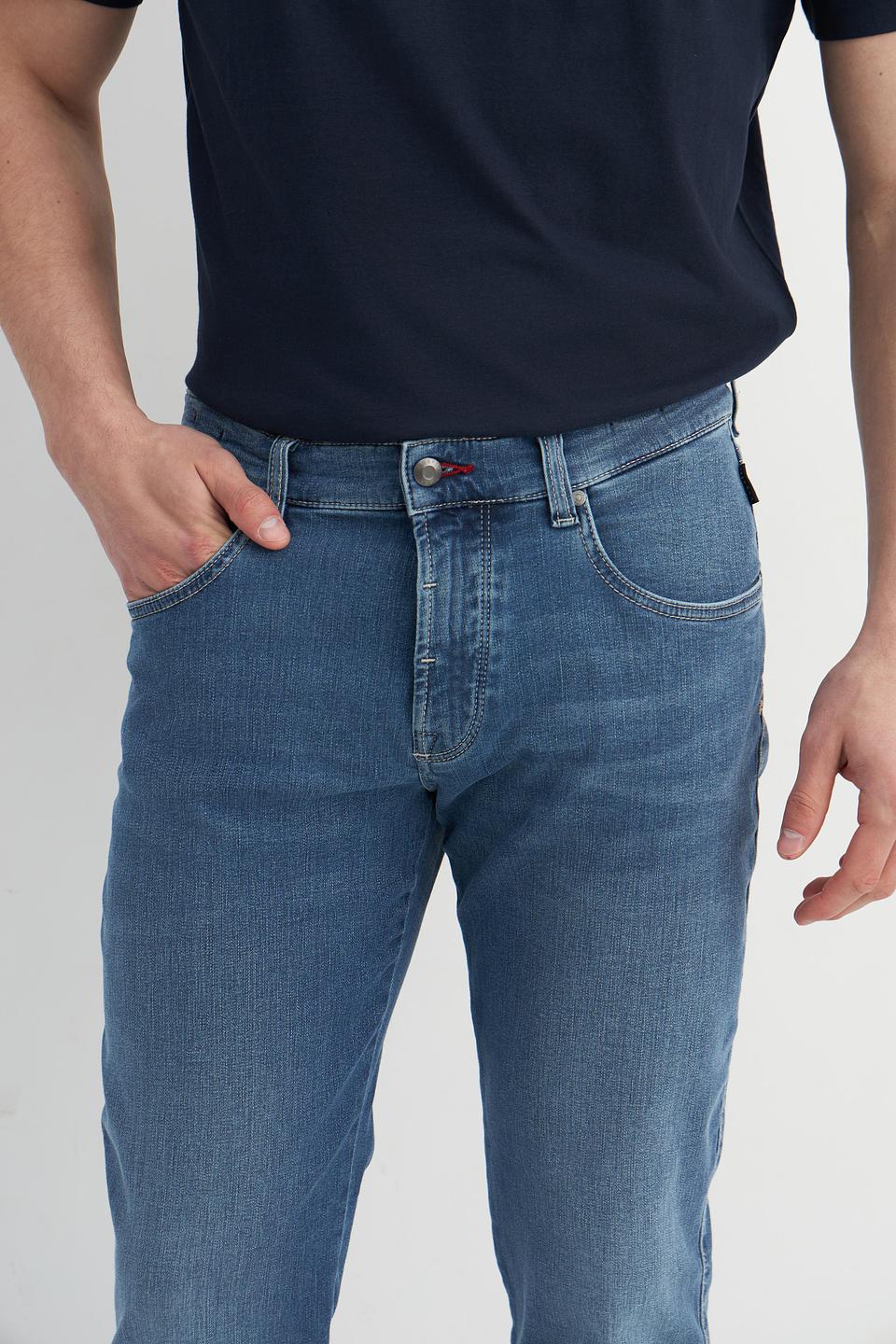 Джинсы Bugatti с красной вышивкой