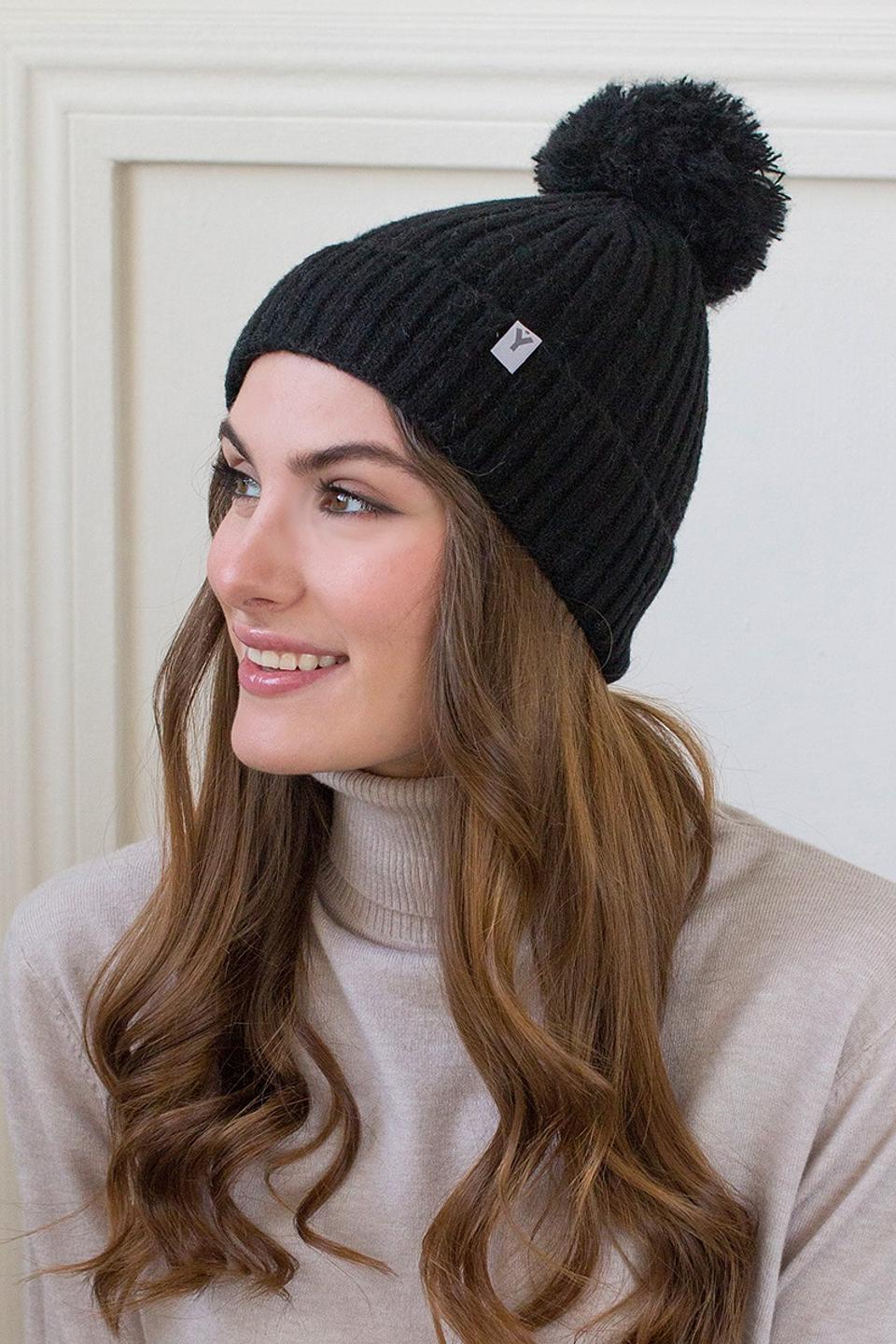 Шапка MYLIKE с помпоном чёрная