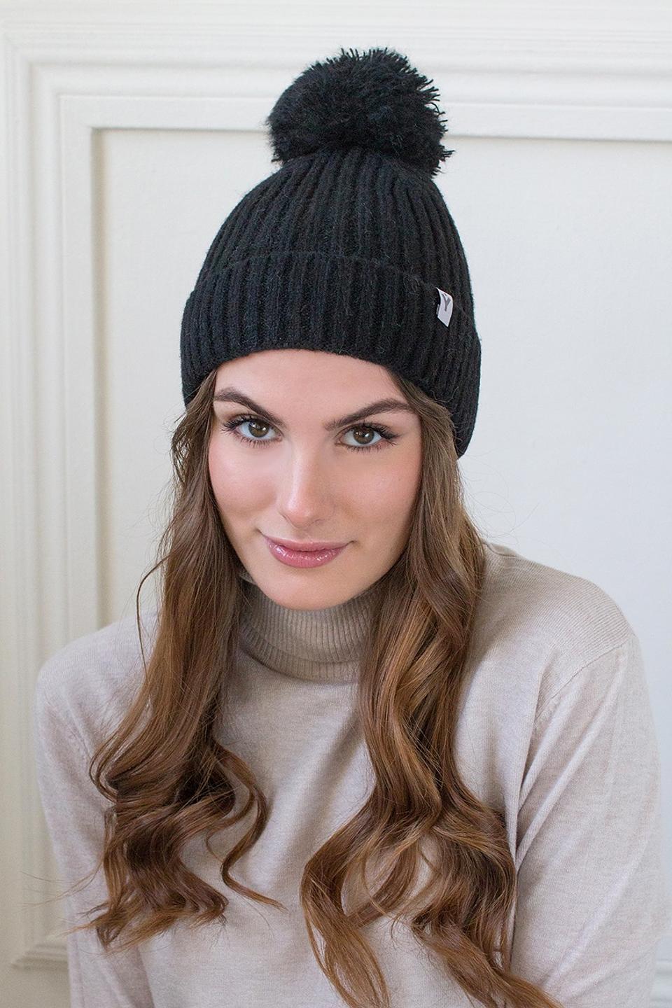 Шапка MYLIKE с помпоном чёрная