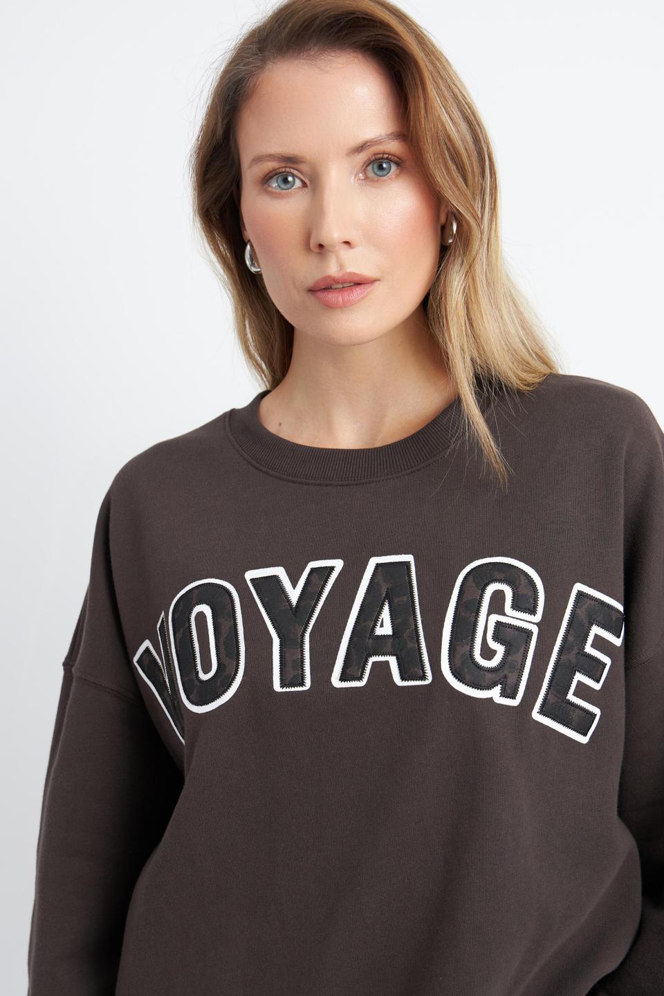 Шоколадный пуловер Oui с принтом VOYAGE