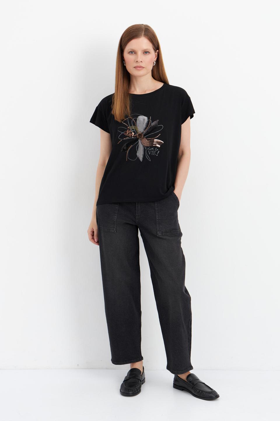 Черная футболка MORE and MORE с декором