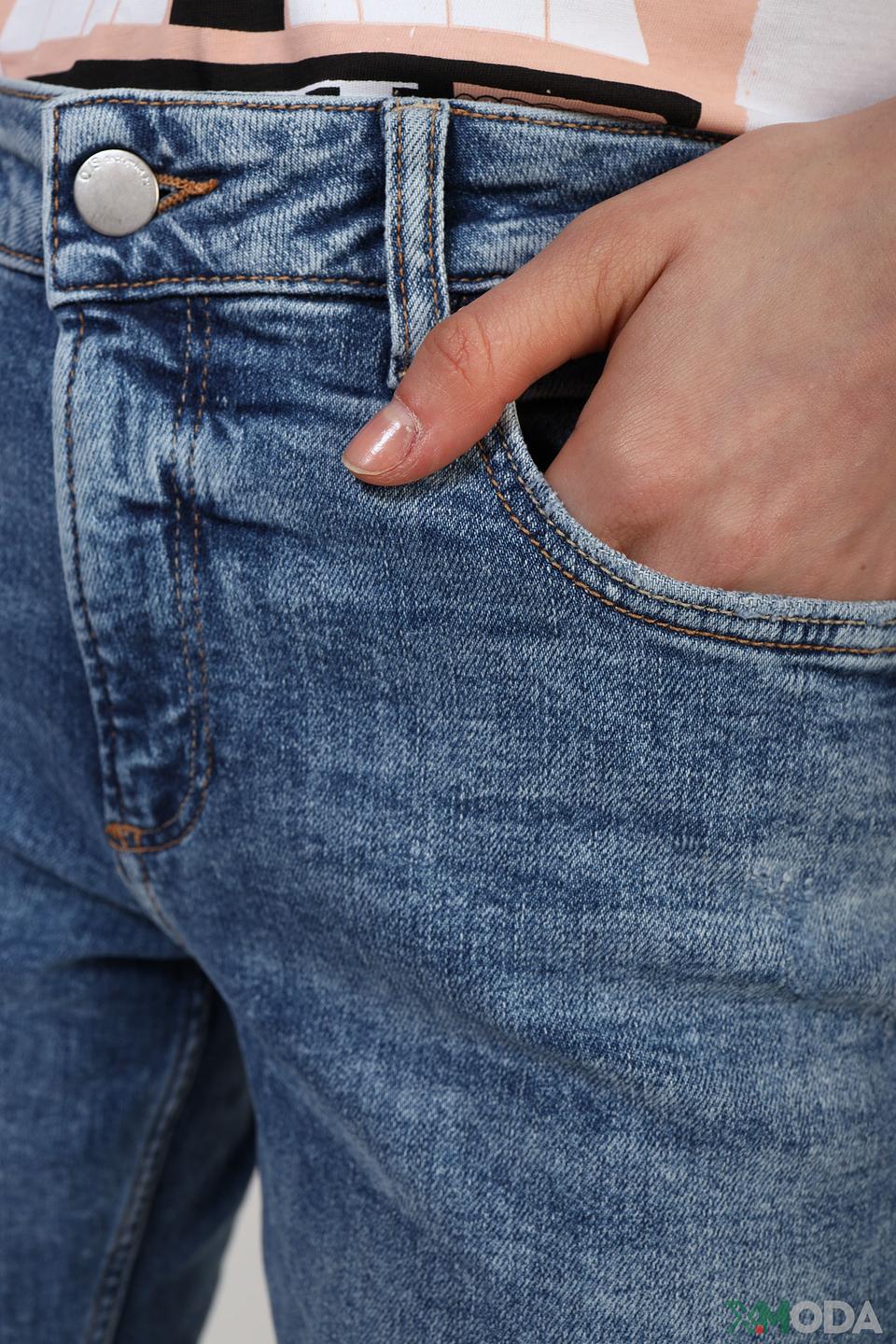 Джинсы QS с потертостями голубые