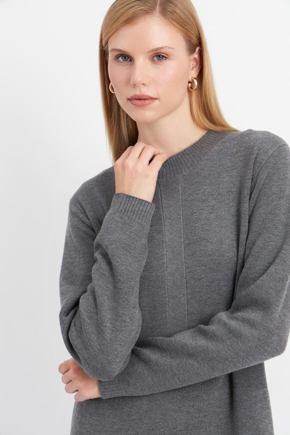 Серое трикотажное платье UNQ
