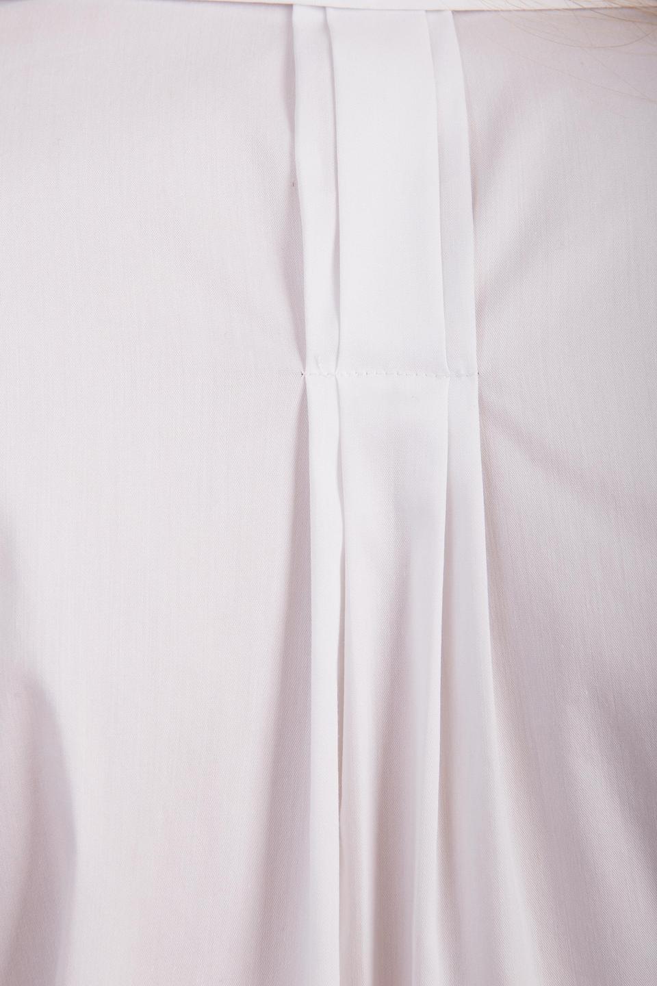 Блуза Comma белая с металлическим декором на воротнике