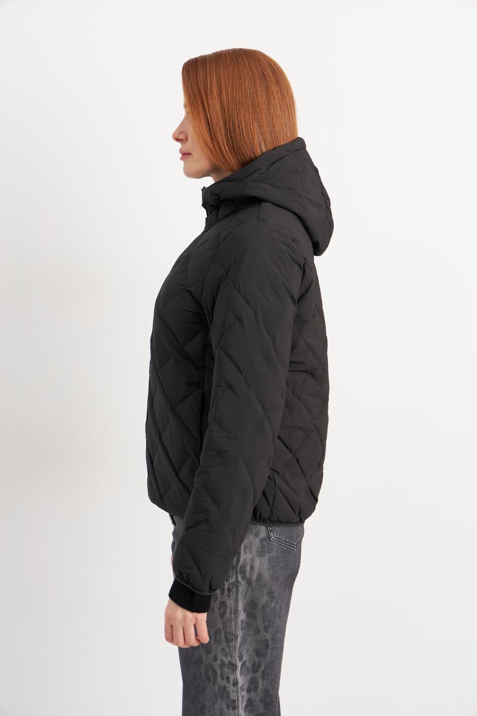 Чёрная стёганая куртка с капюшоном Betty Barclay outdoor