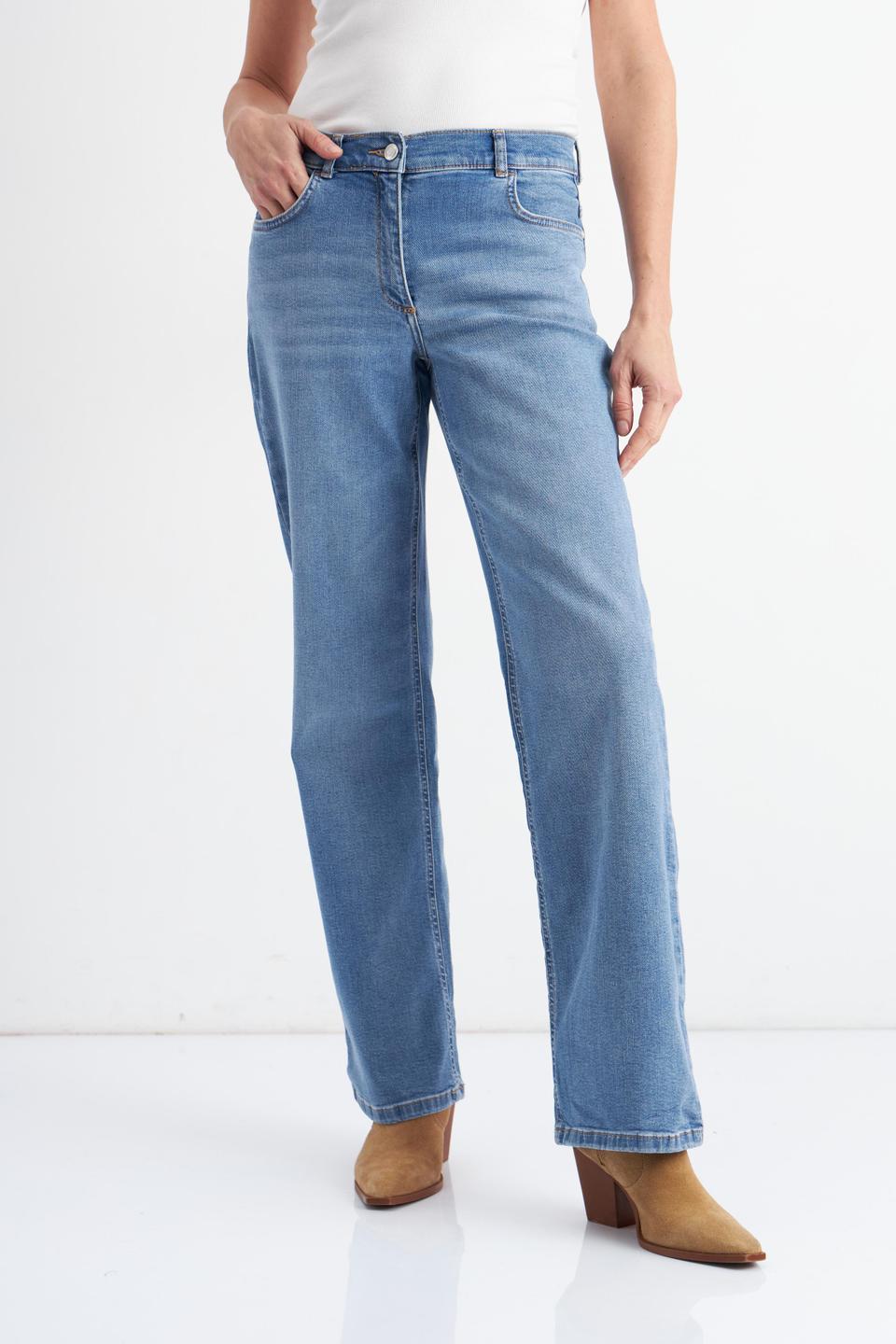Светло-голубые джинсы клеш Betty Barclay