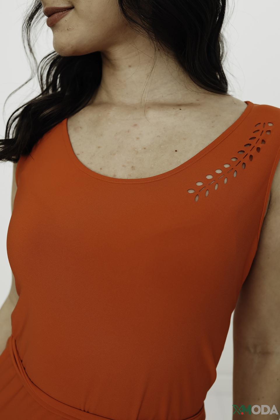 Платье Tricot Chic алое с вырезом