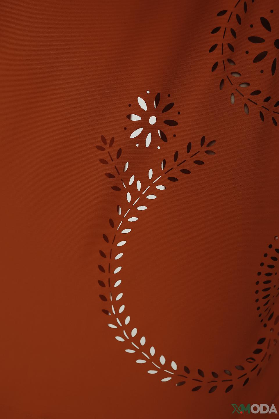 Платье Tricot Chic алое с вырезом