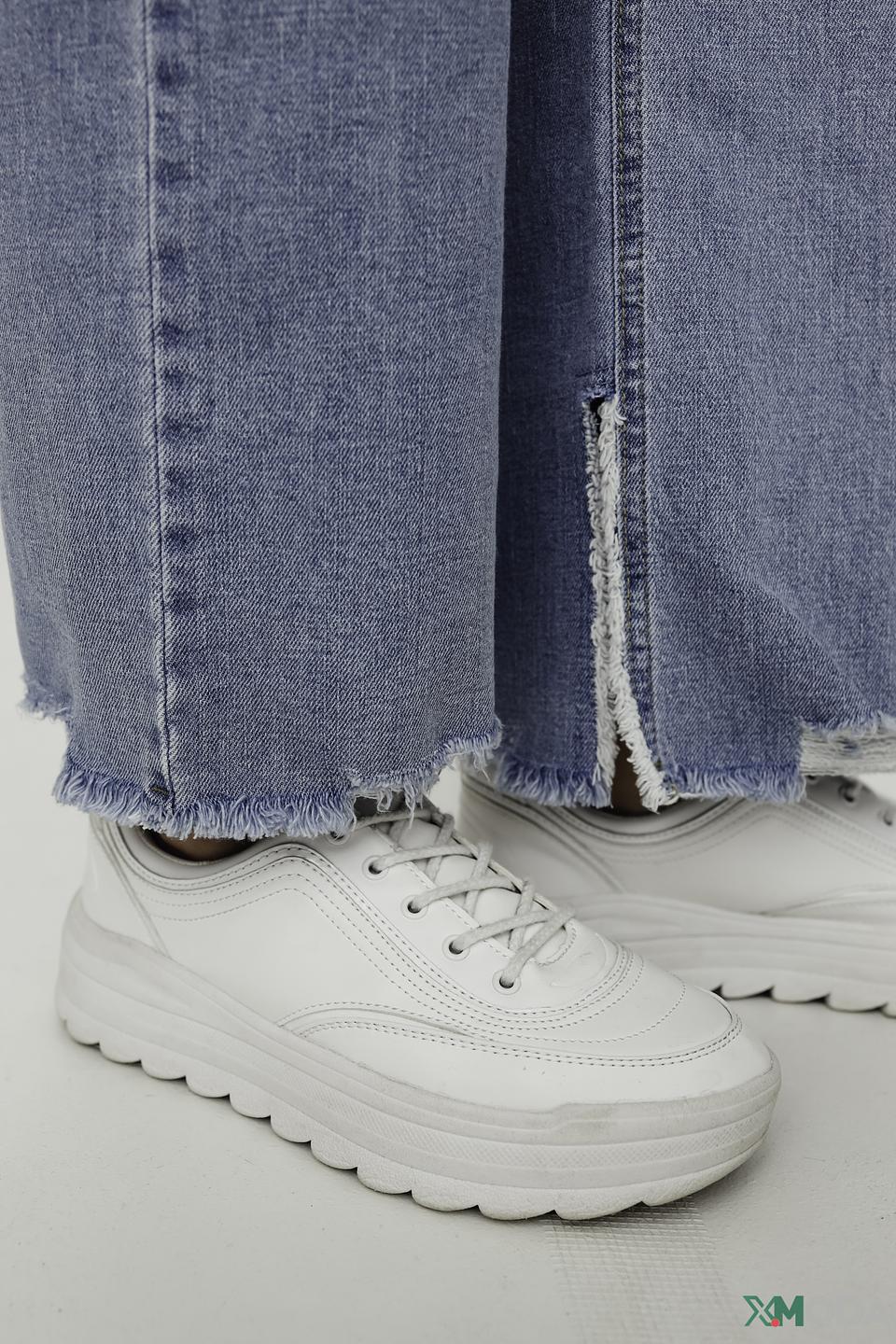 Джинсы UNQ с потертостями голубые