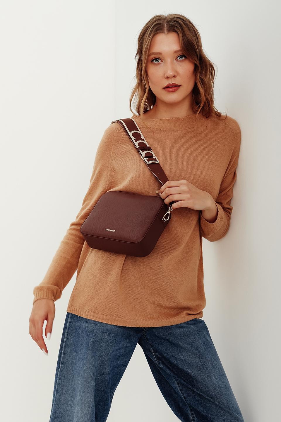 Сумка через плечо Coccinelle бордовая