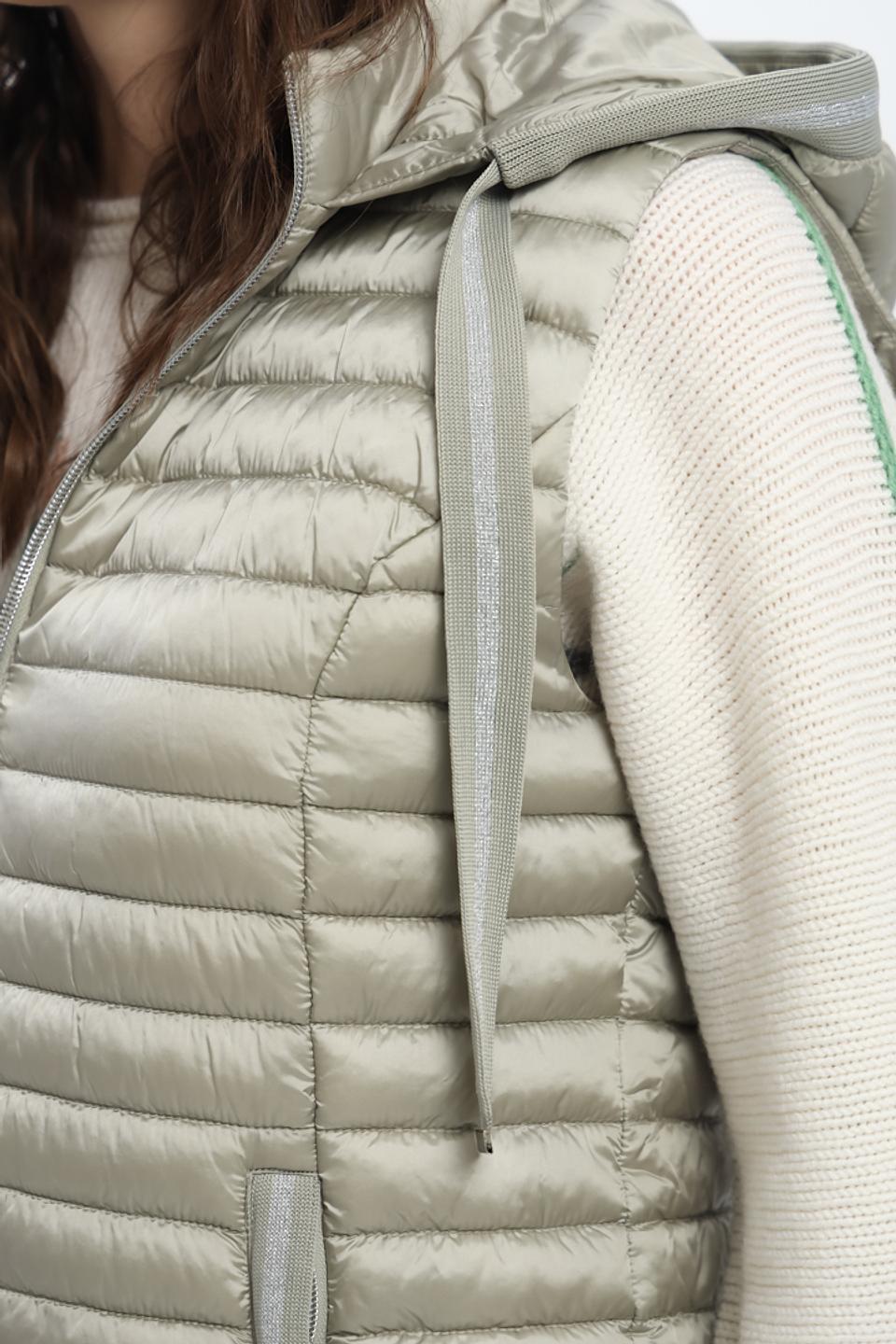 Жилет Monari стеганый с капюшоном бежевый