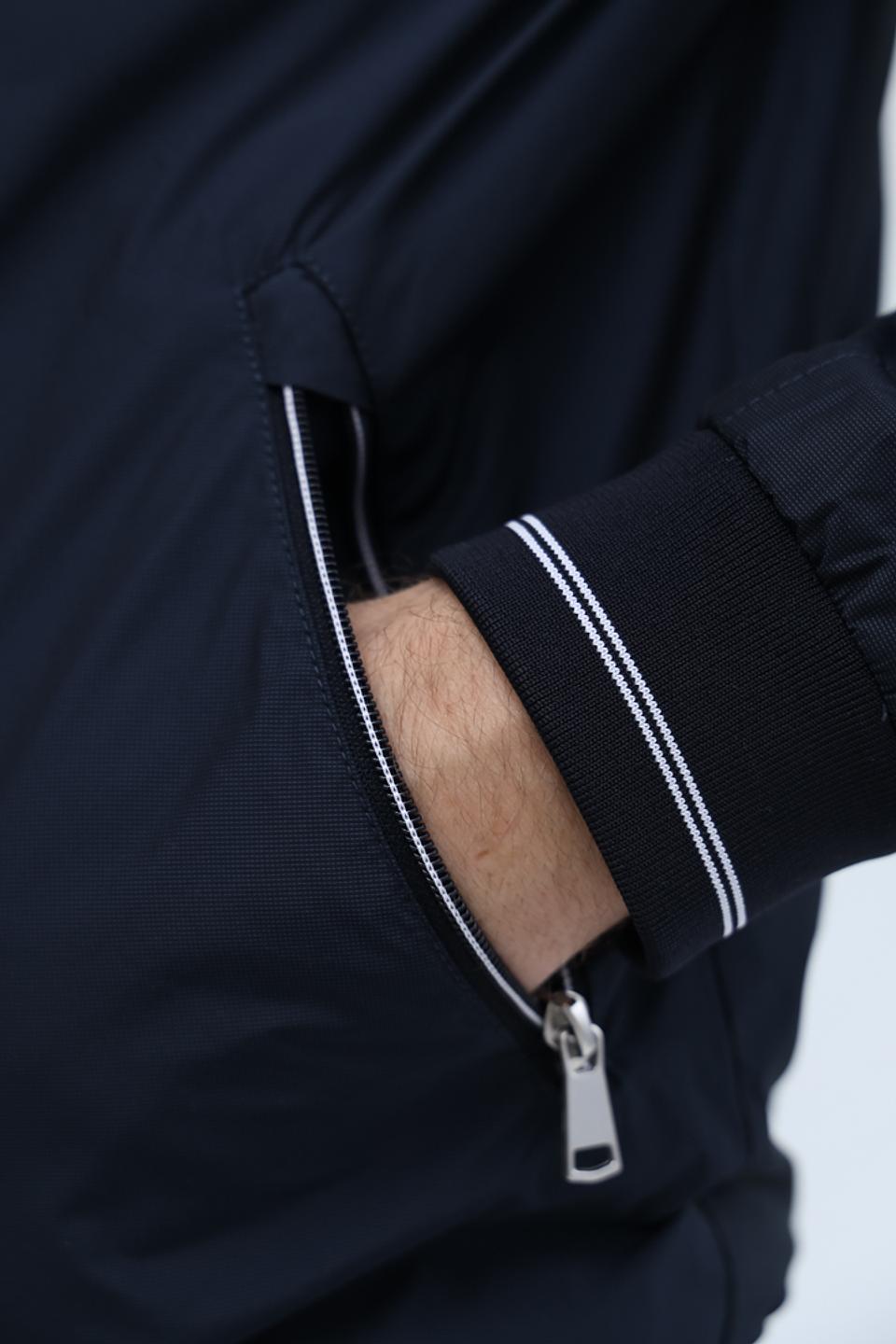 Ветровка District синяя с белым