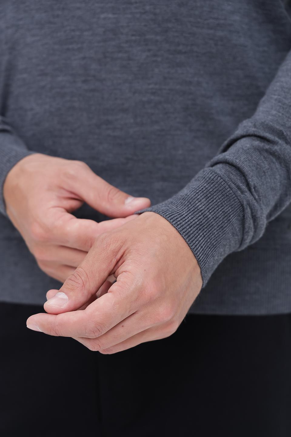 Джемпер Bugatti V-образный серый