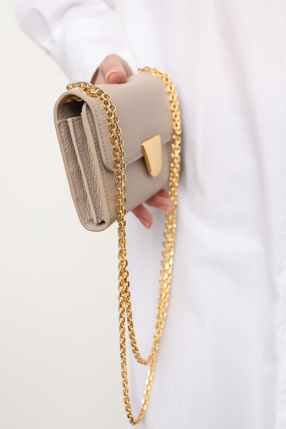 Сумка Coccinelle бежевая на цепочке