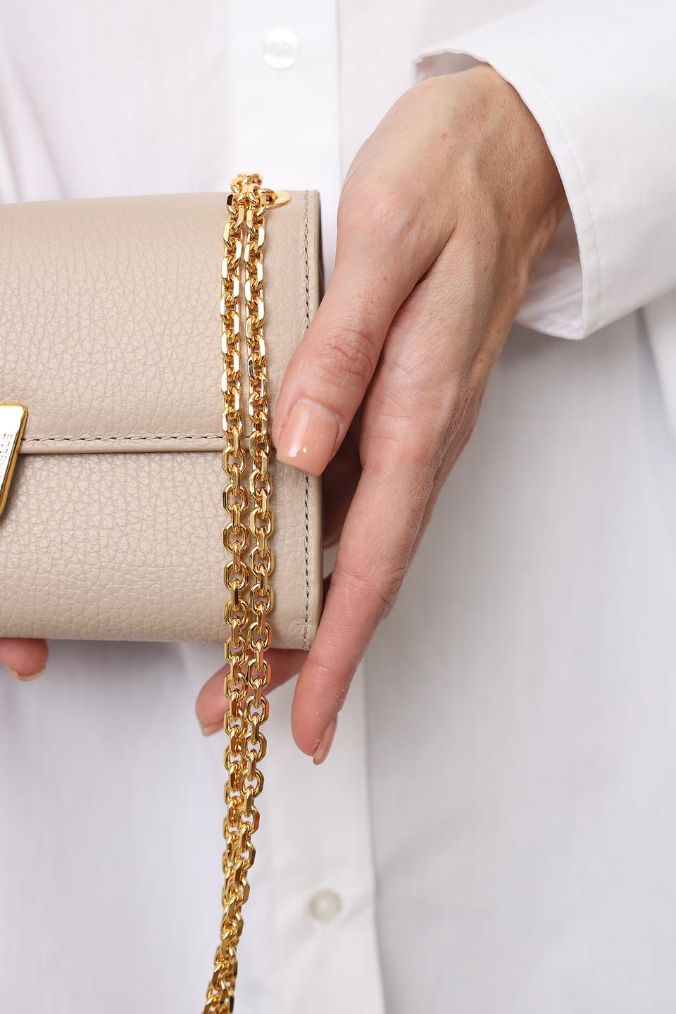 Сумка Coccinelle бежевая на цепочке