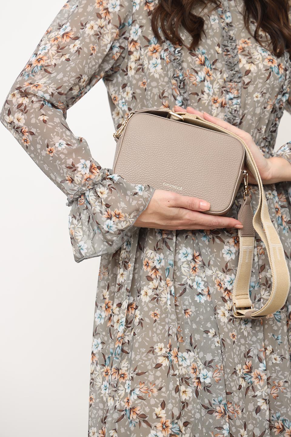 Сумка Coccinelle бежевая на плечо