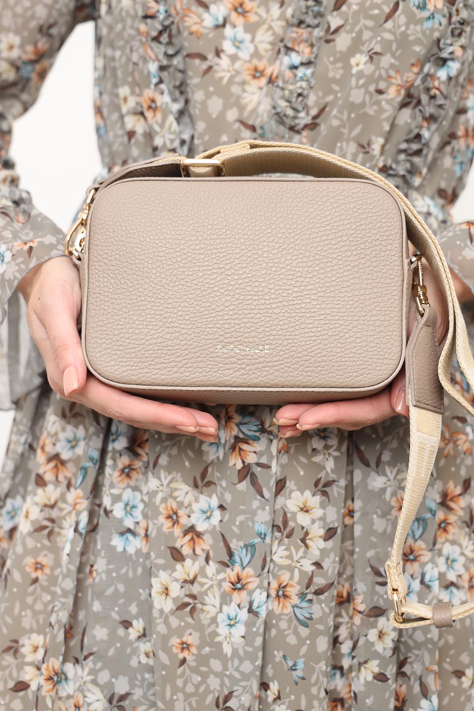 Сумка Coccinelle бежевая на плечо