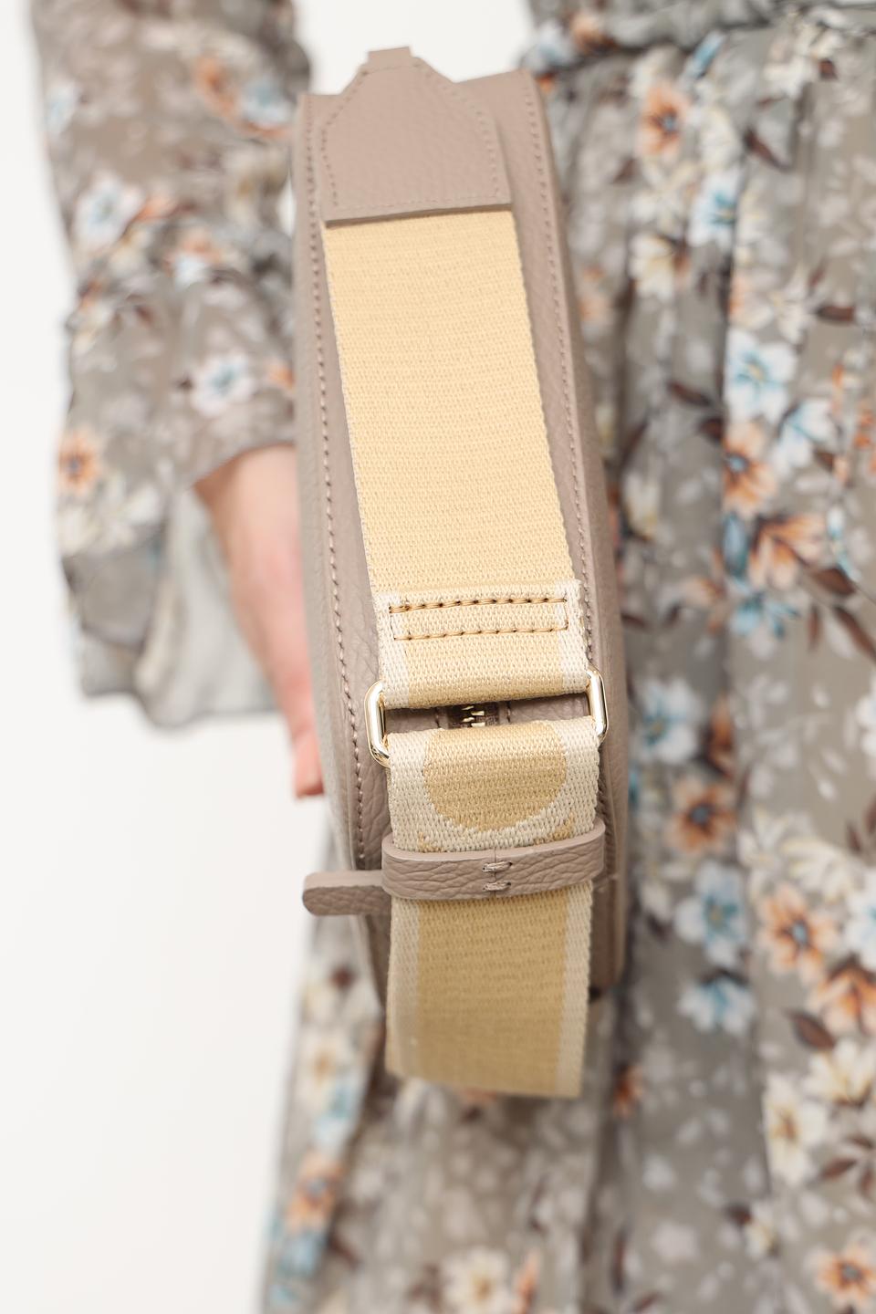 Сумка Coccinelle бежевая на плечо