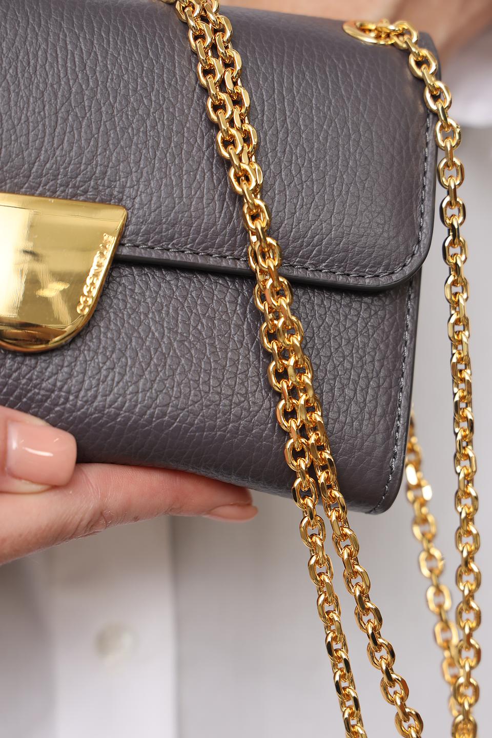 Сумка Coccinelle серая на цепочке