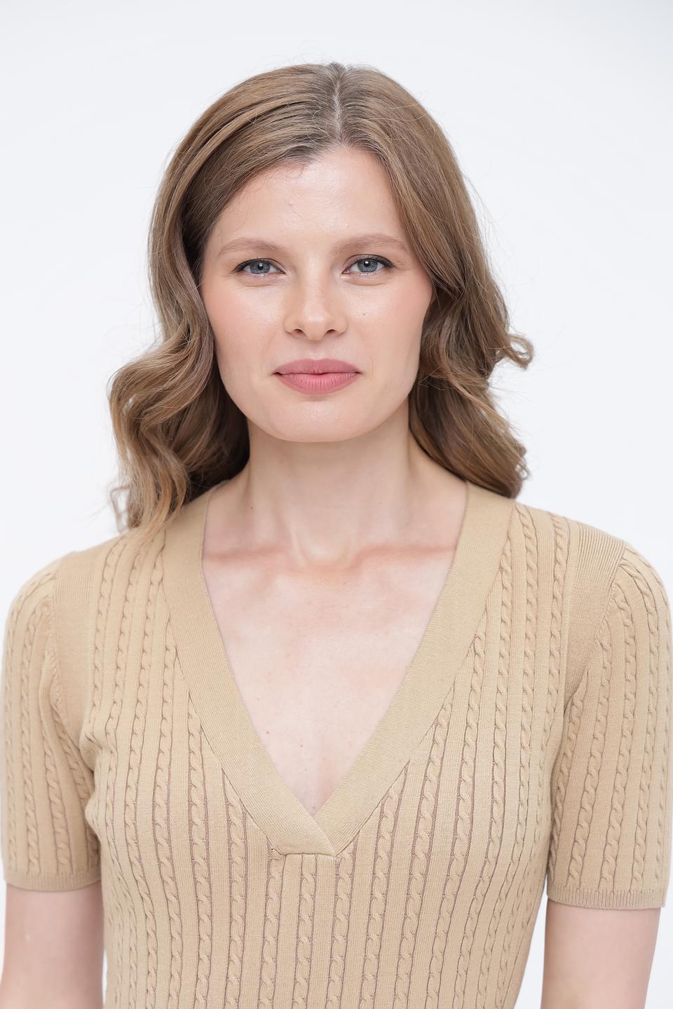 Платье Guess вязаное бежевое