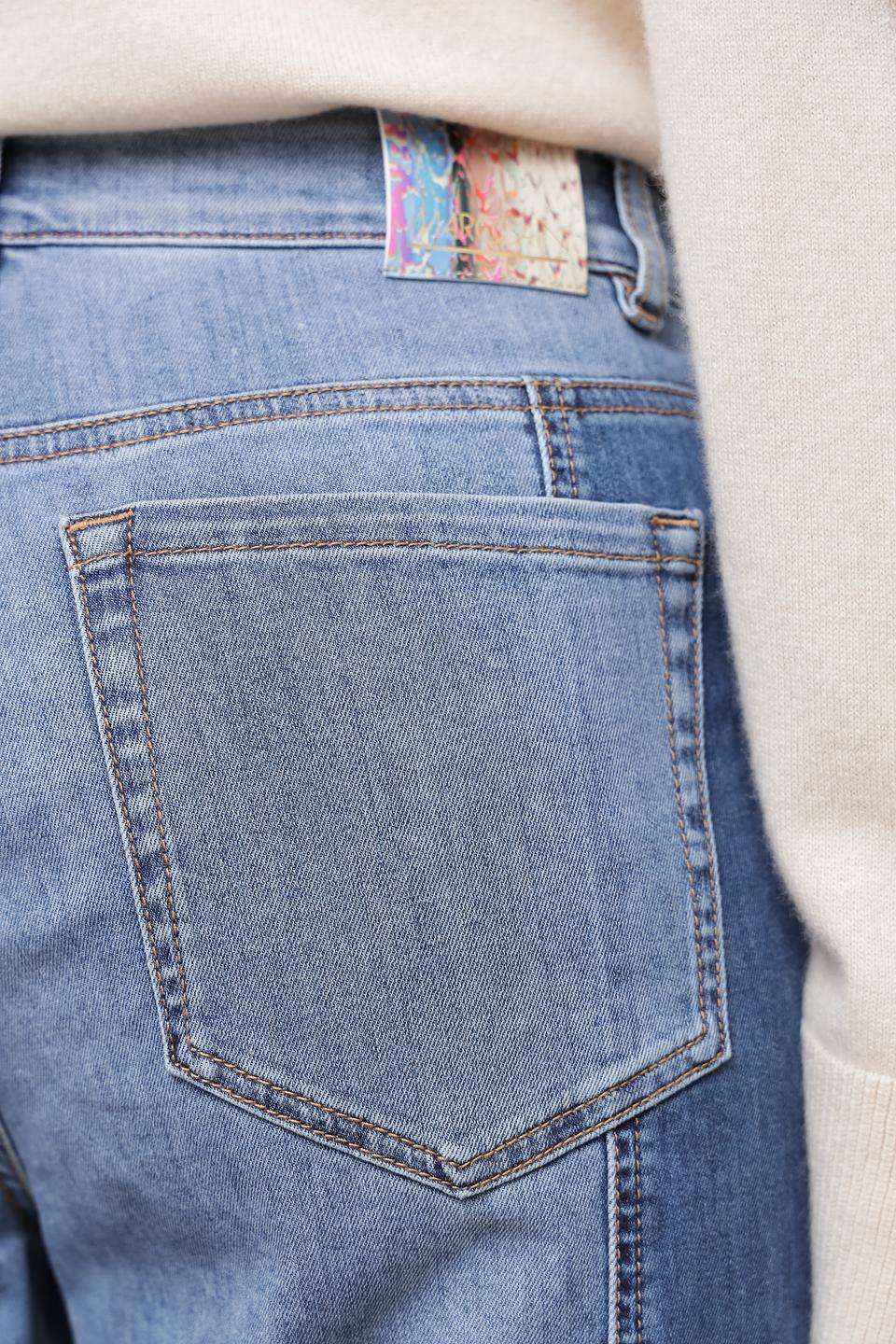 Джинсы Marc Cain с контрастной отстрочкой голубой