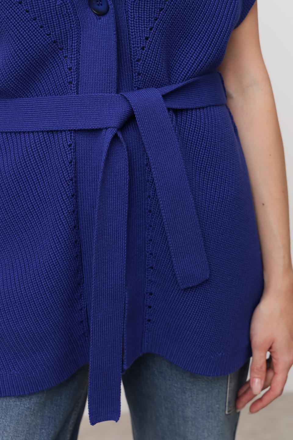 Жилет Bianca вязаный с поясом синий