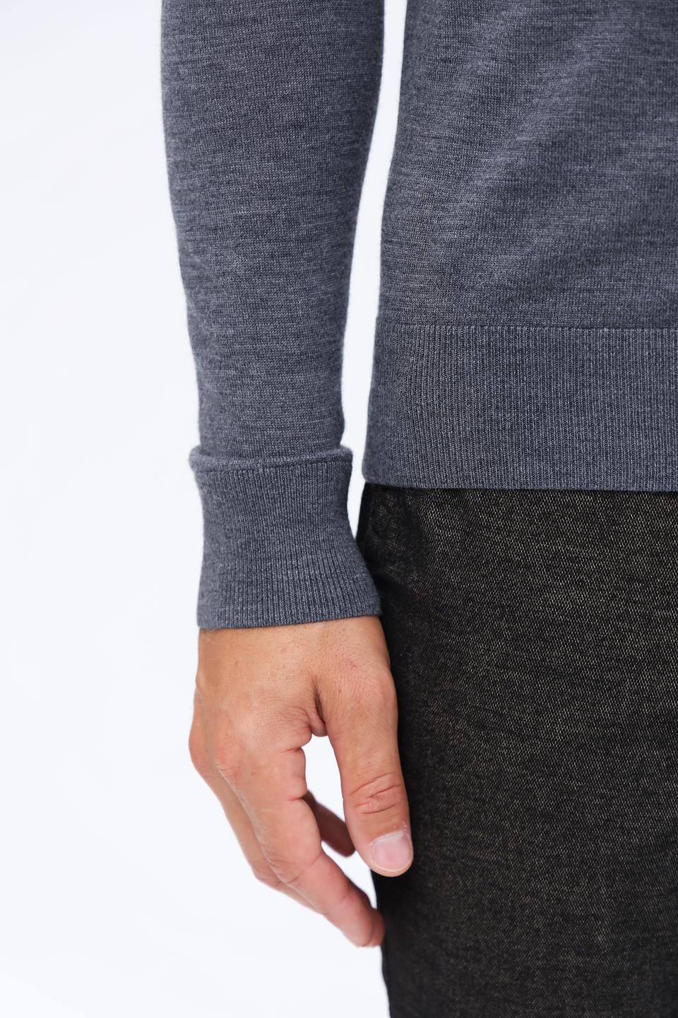 Пуловер Bugatti с воротником-поло серый