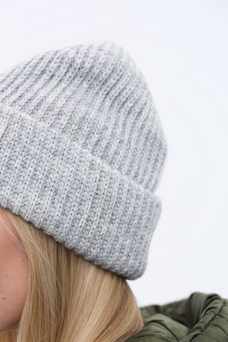 Шапка Adel вязаная серая