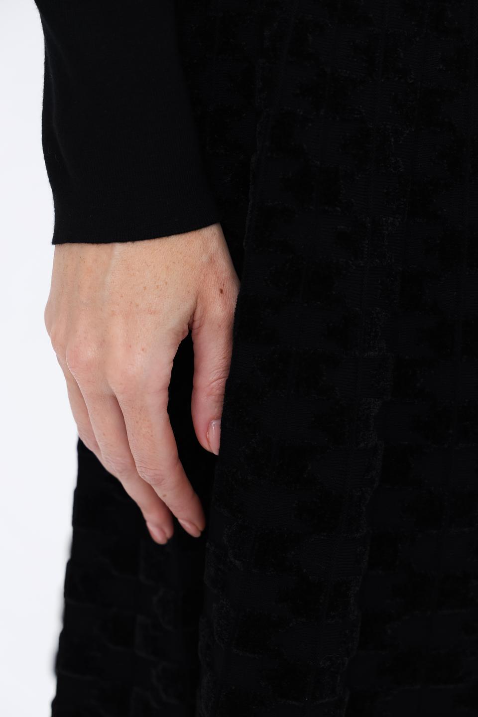 Платье Emporio Armani черное с текстурой