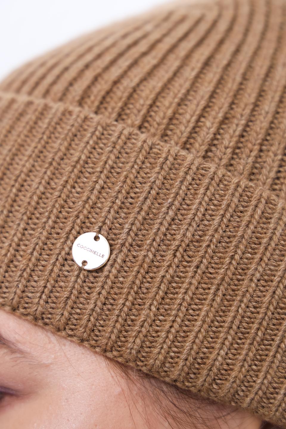 Шапка Coccinelle бежевая