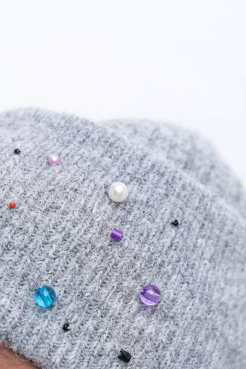 Шапка Seeberger с бусинами серая