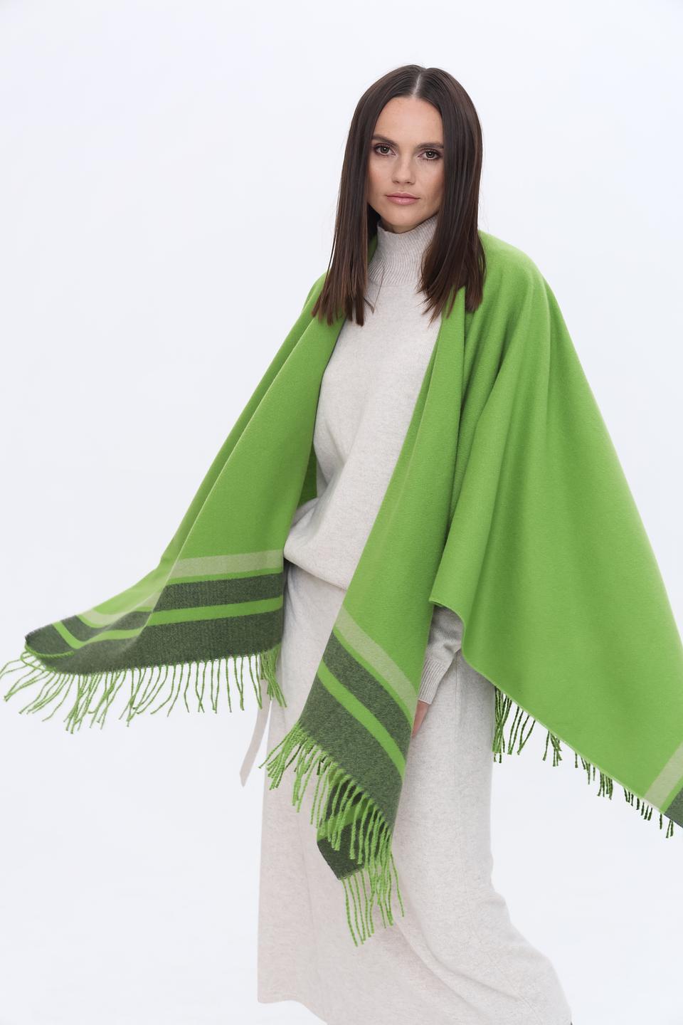 Пончо Lebek зелёное с бахромой