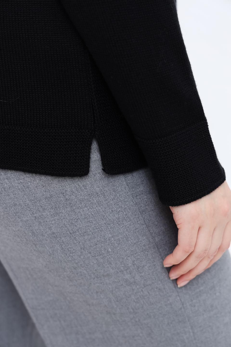 Пуловер Frapp чёрный с вырезом