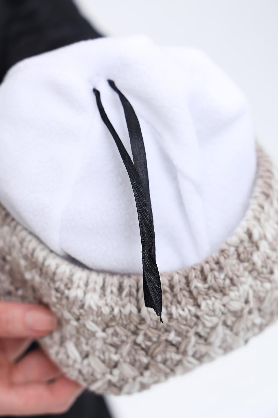 Шапка Marhatter с помпоном бежевая