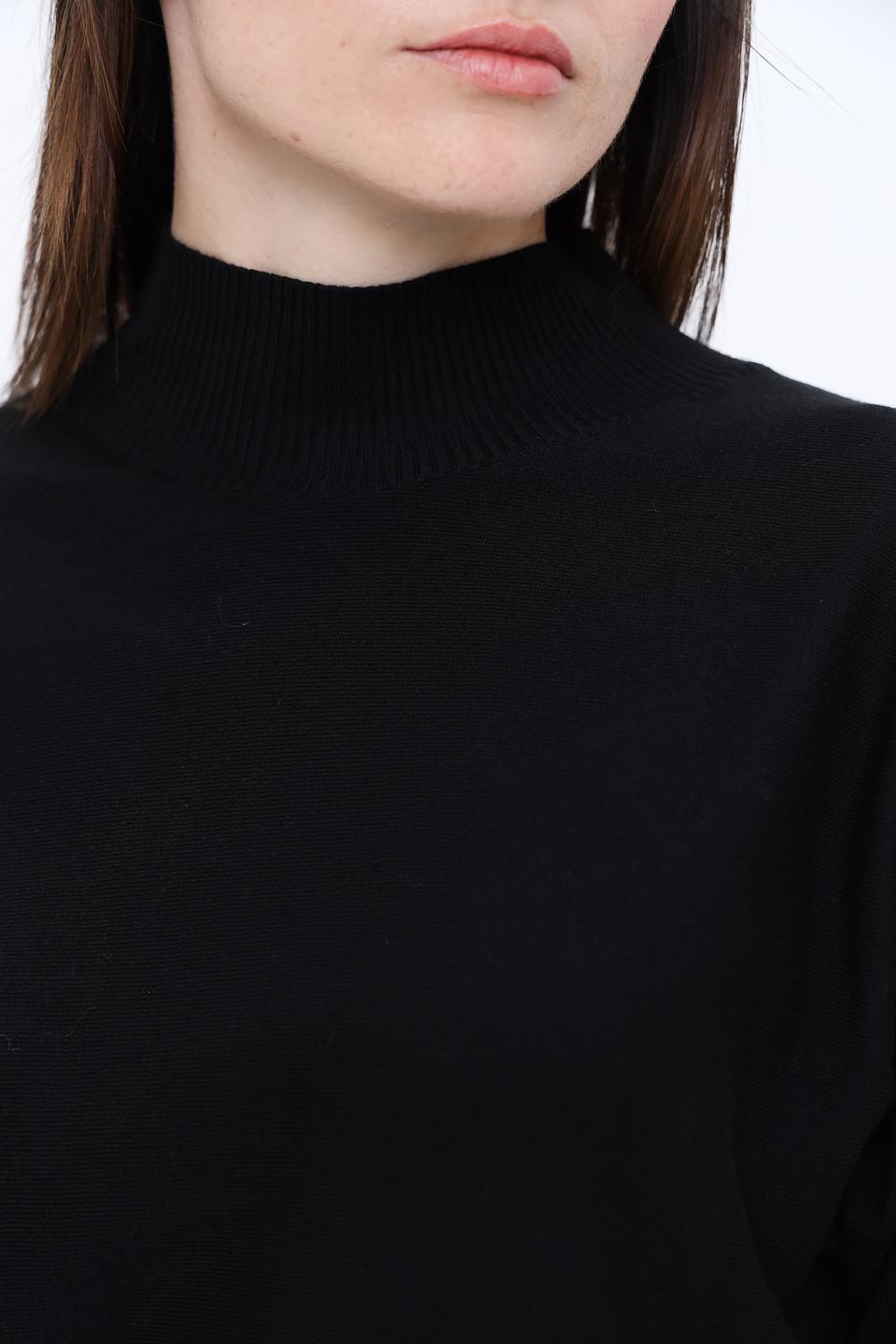 Пуловер More and More чёрный с горлом