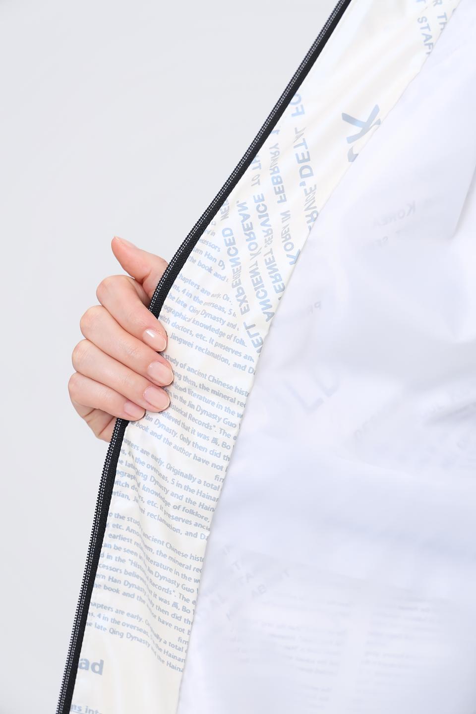 Ветровка Beatris с газетным принтом