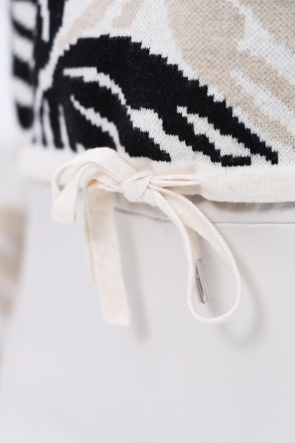 Пуловер Bianca с листьями бежевый