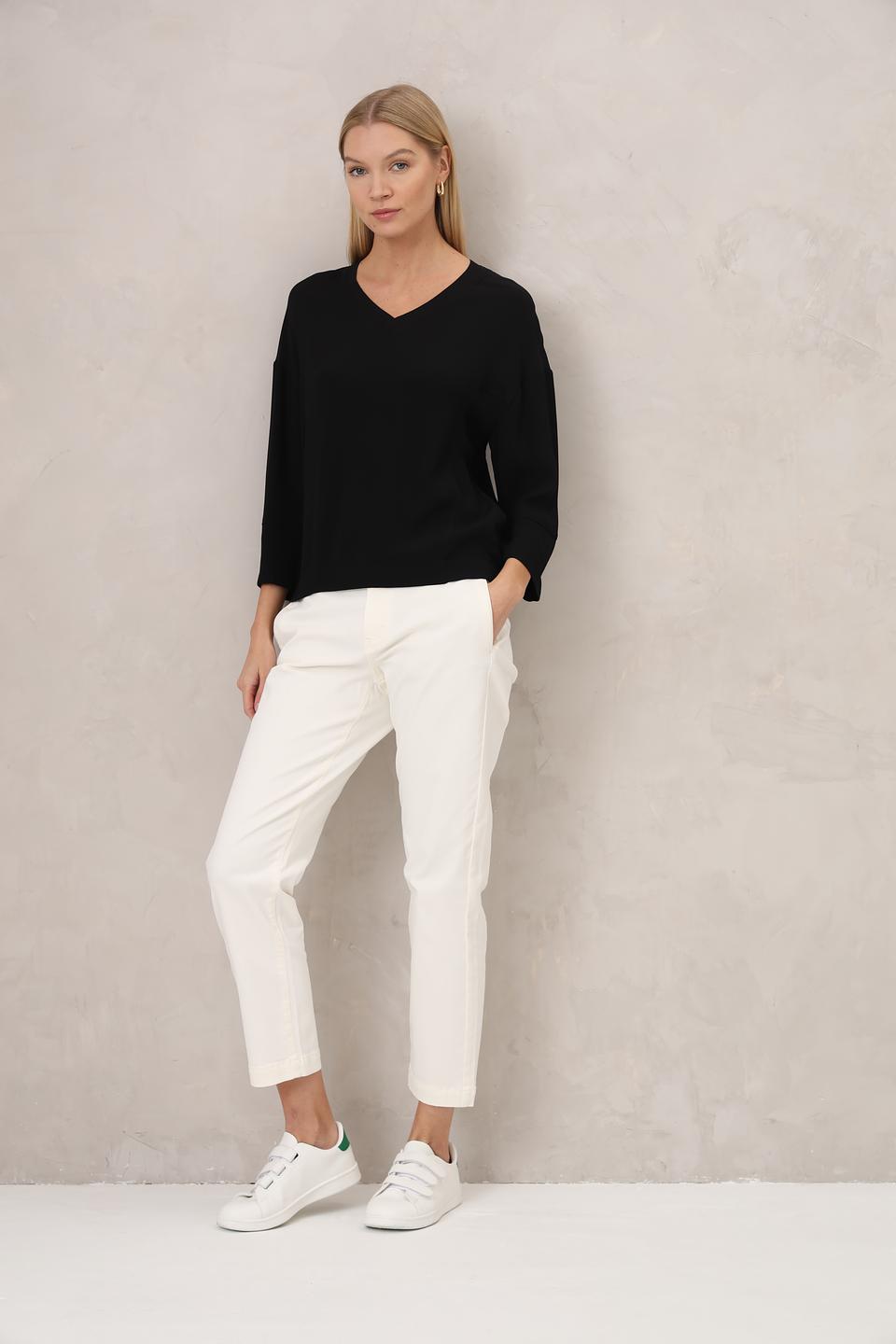 Блуза Margittes чёрная с V-образным вырезом