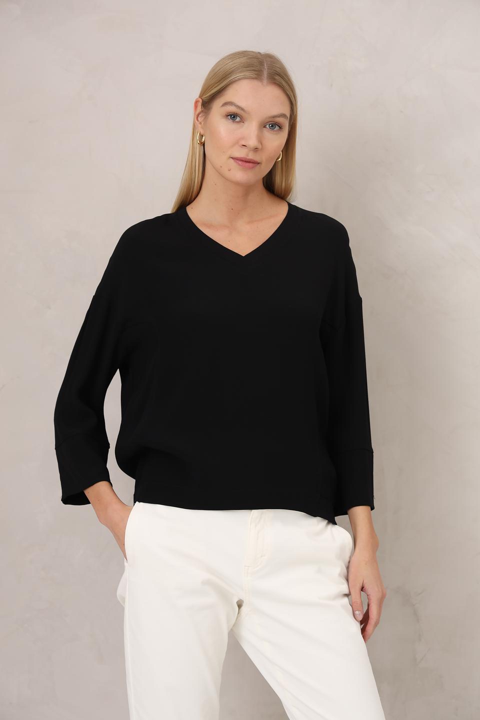 Блуза Margittes чёрная с V-образным вырезом