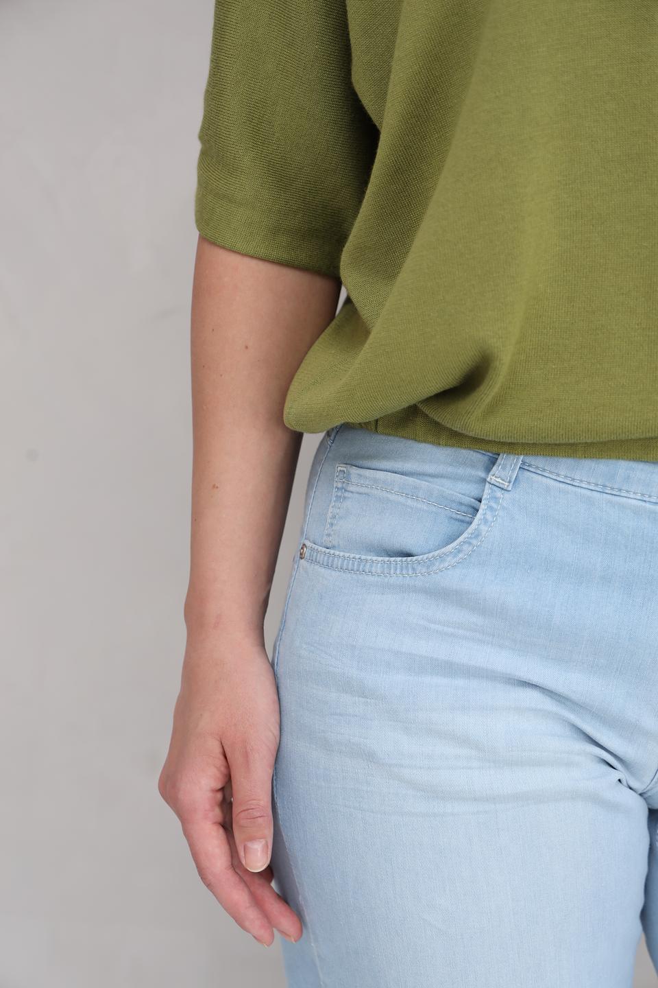 Пуловер Repeat оливковый с V-образным вырезом