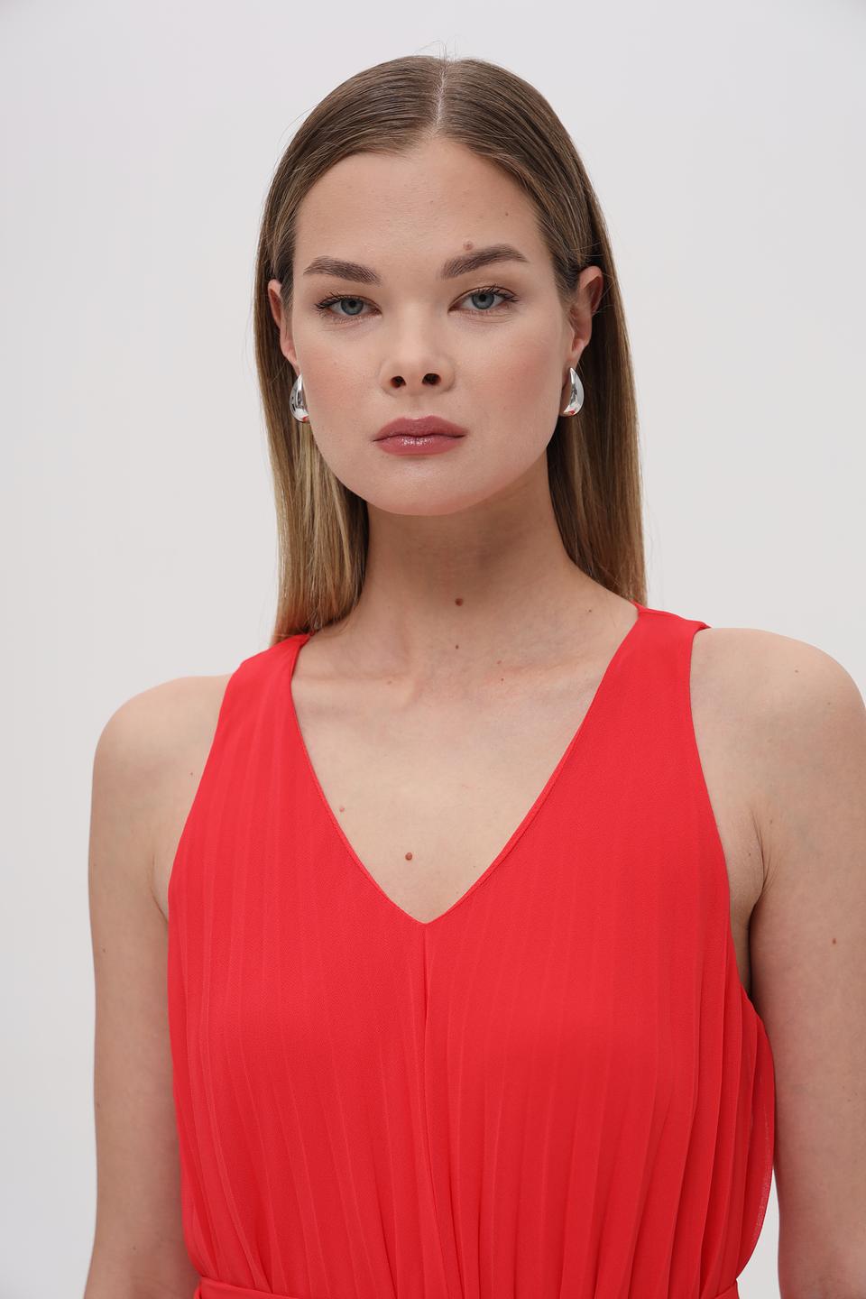 Платье You Just White красное плиссе с поясом