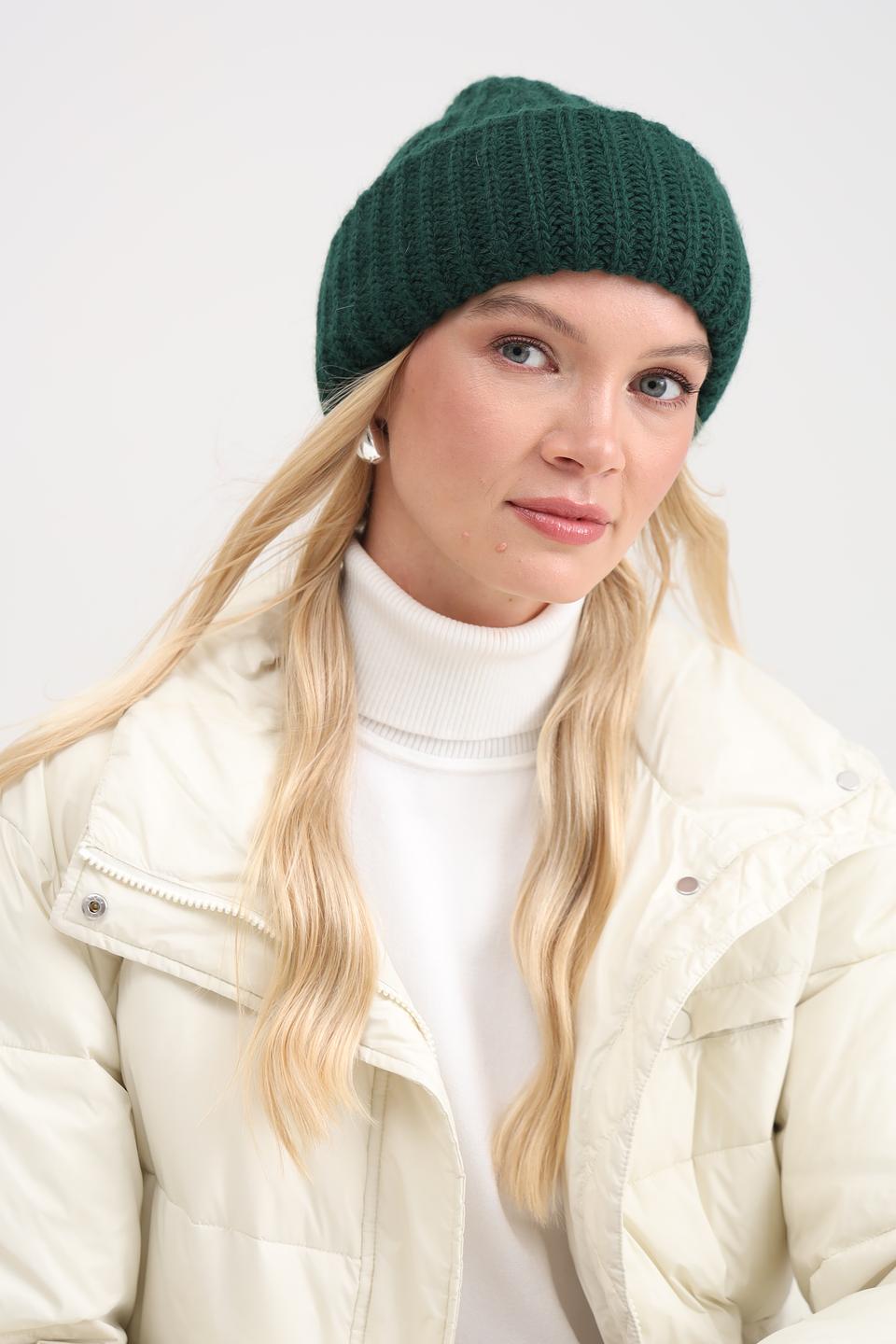 Шапка Adel вязаная зелёная