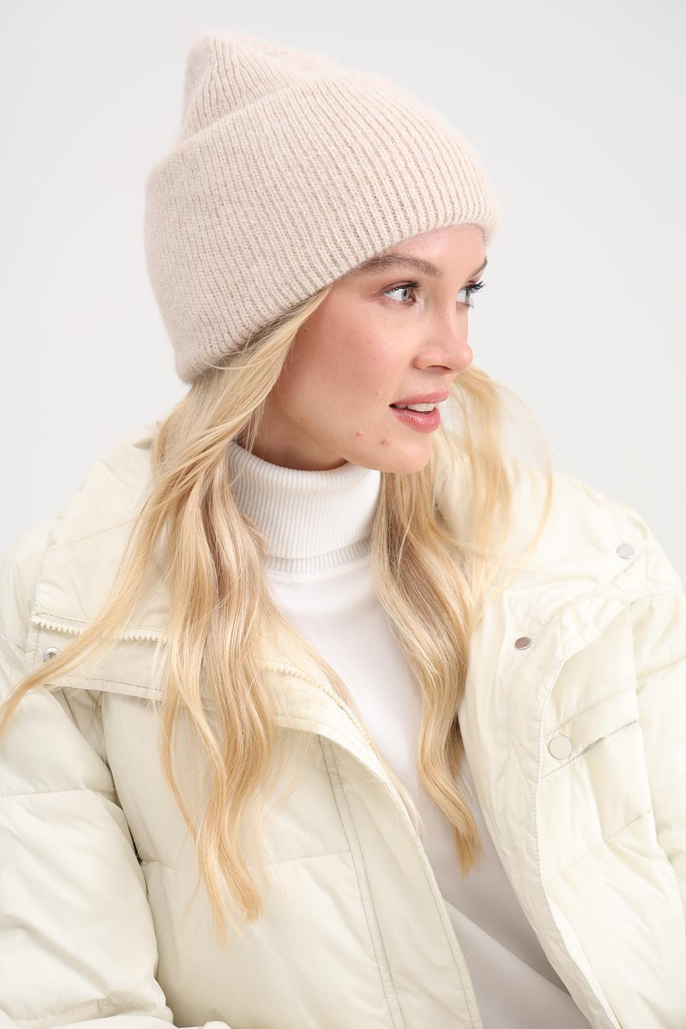 Шапка Adel бежевая